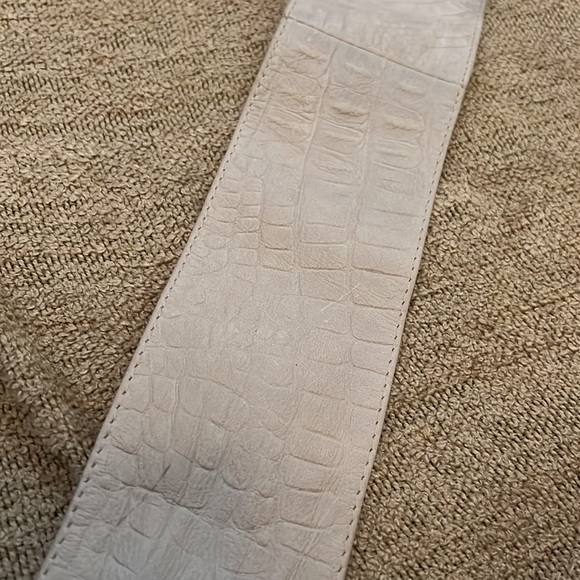 Cream leather belt, gently used, from United Colors of Benetton. Fits all sizes. - Picture 2 of 6